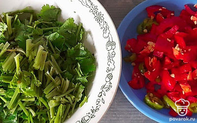 Перец нарезать полукольцами. Кинзу нарезать (примерно 1-2 сантиметра).