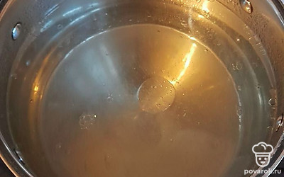 Сварить рассол. Вскипятить 2-3 литра воды, добавить соль, сахар, уксус и растительное масло. Все перемешать.