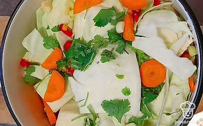 Выложить в глубокую кастрюлю слоями — капуста, морковь, кинза, перец, чеснок. И так далее, пока не закончатся все ингредиенты. 