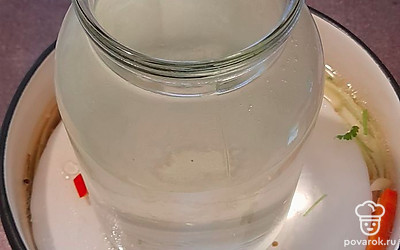 Залить кипящим рассолом капусту, чтобы он ее покрывал. Положить плоскую тарелку и поставить гнет (можно в литровую банку налить воду). Оставить на ночь на кухне. Утром можно убрать банку и поставить закуску в холодильник. Готово.