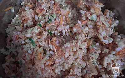 Добавляем полуголовый рис к смеси, солим.