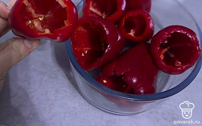 Подготавливаем перцы к фаршированию.