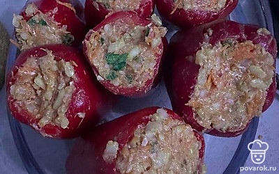 Фаршируем и отправляем тушиться в томатной соке до готовности.