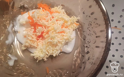 Морковь и сыр натираем на мелкой терке. Смешиваем со сметаной. 