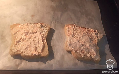 Выкладываем начинку на хлеб и ставим в разогретую до 180 градусов духовку на 15 минут. 