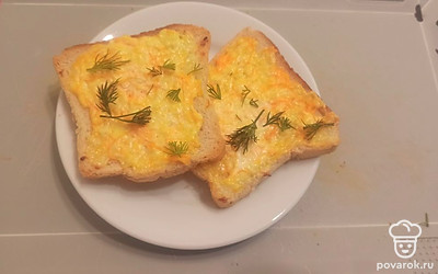 Подаем гренки со свежей зеленью. 