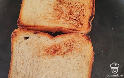 Обжарьте хлеб на сухой сковороде на умеренном огне до золотистого цвета.