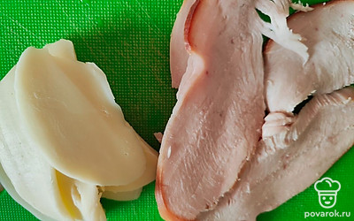 Нарежьте максимально тонко копченую курицу и сыр сулугуни.