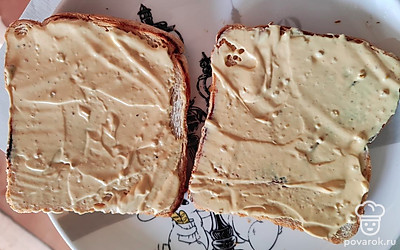 Смажьте тосты горчичным соусом или майонезом с дижонской горчицей.