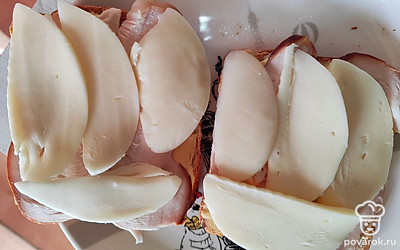 Выложите на тосты курицу, затем сыр. 