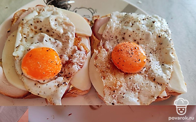 Жареное яйцо с жидким желтком переложите со сковороды сразу на бутерброд.