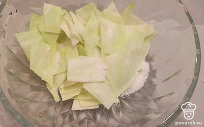 Капусту нарезаем большими кусочками и засыпаем солью и сахаром. 