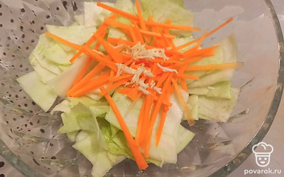 Морковь нарезаем тонкой соломкой, чеснок натираем на мелкой терке. 