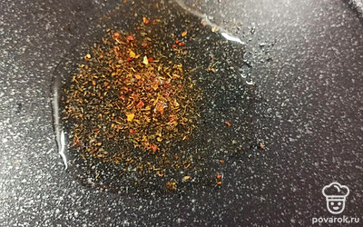 На сковороде нагреваем растительное масло со специями. 