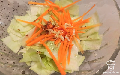 Поливаем капусту и морковь маслом со специями, все перемешиваем. Даем постоять при комнатной температуре 5 часов. 