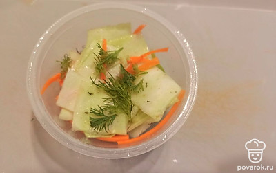 Подаем закуску порционно, украсив свежей зеленью. 