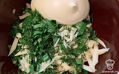 В миску добавить сыр, зелень, чеснок, майонез.