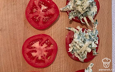 Выложить на томат сырную шапочку.