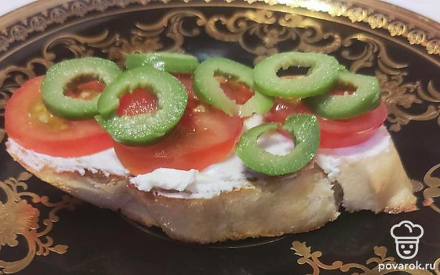 Брускетта с помидорами и оливками — Рецепт с фото