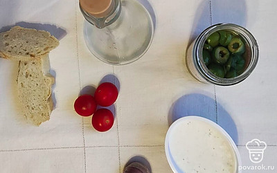 Подготовьте ингредиенты. Разогрейте сковороду, очистите чеснок.