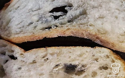 Обжарьте хлеб с двух сторон, до небольшой корочки.