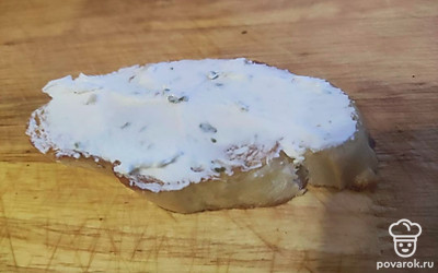 Натрите хлеб чесноком с обеих сторон, намажьте сверху сыром.