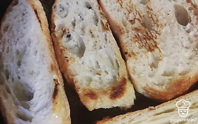 Обжарьте хлеб с двух сторон на среднем огне.