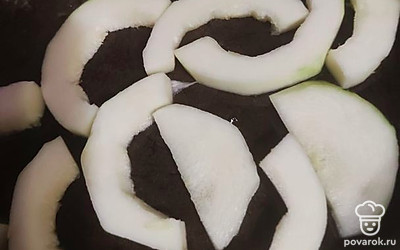 Далее обжарьте на масле кабачки с двух сторон.