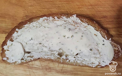 Натрите хлеб с двух сторон чесноком и намажьте творожным сыром.