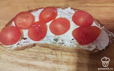 Сверху выложите помидоры, нарезанные кружками, и сверху обжаренные кабачки. 