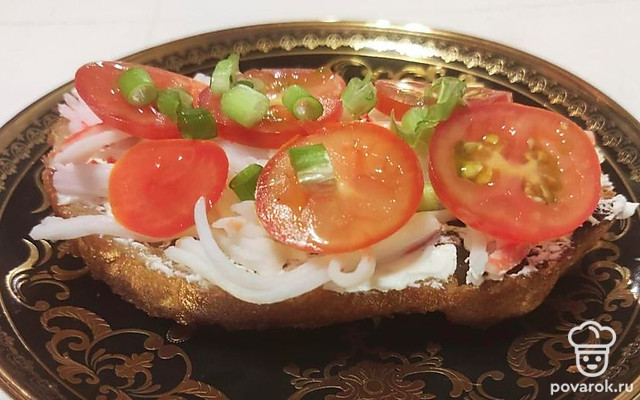 Брускетта с крабовыми палочками и томатами — Рецепт с фото