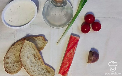 Подготовьте ингредиенты. Разогрейте сковородку, очистите чеснок.