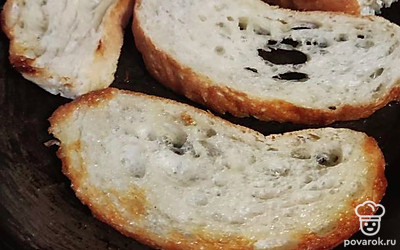 Обжарьте хлеб с двух сторон на оливковом масле.