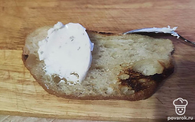 Натрите хлеб чесноком с двух сторон и сверху намажьте сыром.