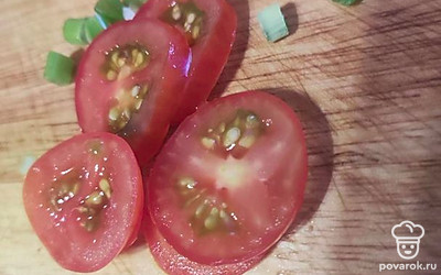 Нарежьте помидоры кружками и порубите лук.