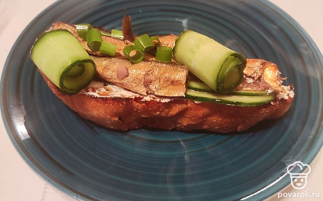 Брускетта со шпротами и огурцом — Рецепт с фото