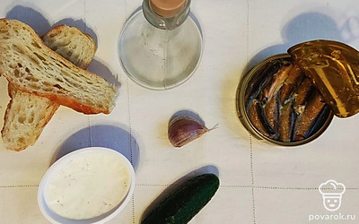 Подготовьте ингредиенты. Разогрейте сковородку, очистите чеснок.