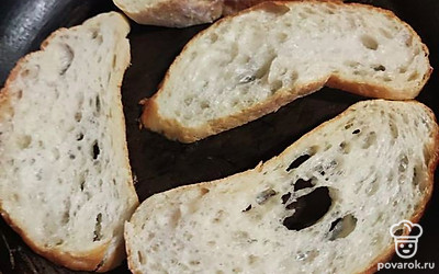 Обжарьте хлеб на сковородке с двух сторон.