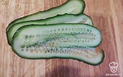 Огурчики нарежьте на слайсы.