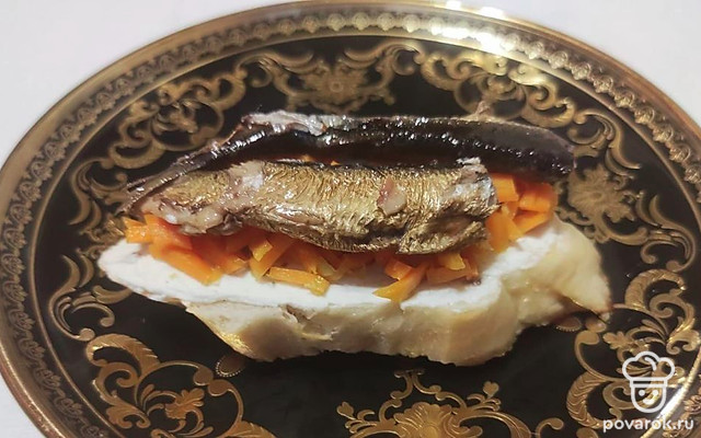 Брускетта со шпротами и морковкой по-корейски — Рецепт с фото