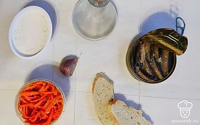 Подготовьте ингредиенты. Разогрейте сковородку, очистите чеснок.