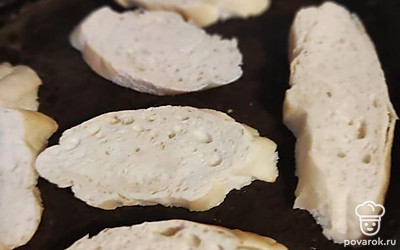 Обжарьте хлеб с двух сторон.