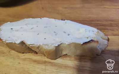 Натрите хлеб чесноком с двух сторон. Намажьте сверху творожным сыром. 