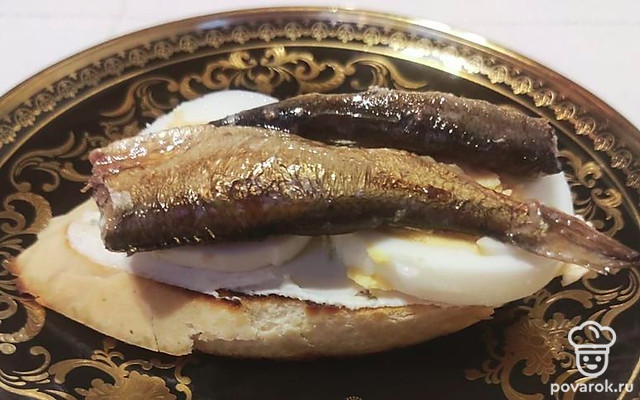 Брускетта со шпротами и яйом — Рецепт с фото