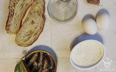 Подготовьте ингредиенты. Разогрейте сковородку, очистите чеснок. Отварите яйца вкрутую. 