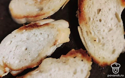 Обжарьте хлеб с двух сторон, до золотистой корочки.