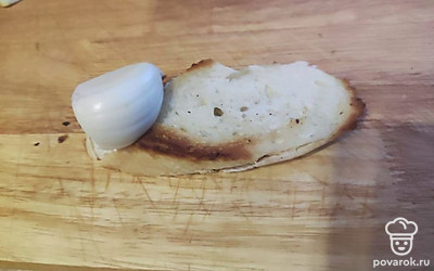 Натрите хлеб с обеих сторон чесноком, сверху намажьте творожным сыром.