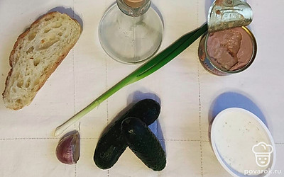 Подготовьте ингредиенты. Разогрейте сковородку, очистите чеснок.