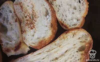 Обжарьте хлеб с двух сторон на оливковом масле.