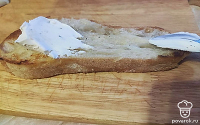 Натрите хлеб с обеих сторон чесноком, сверху выложите творожный сыр.
Смажьте паштетом, сверните огурчики в трубочки и выложите на паштет. 